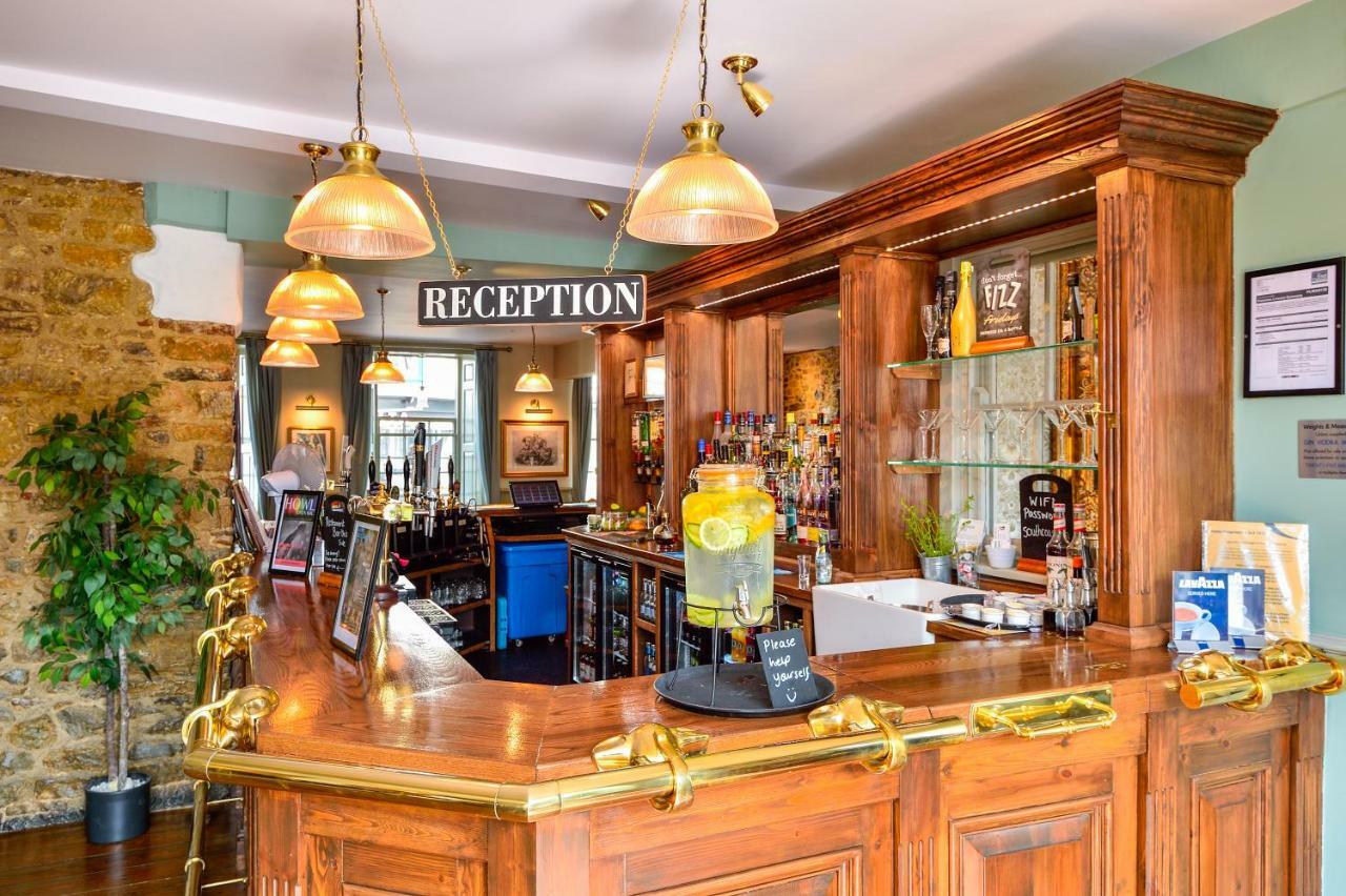 The George Hotel Аксминстър Екстериор снимка